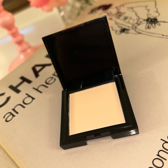 Reina Rebelde On Your Face Finishing Powder in Shade Perla - Picture 2 of 2